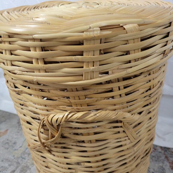 Vintage Handwoven Round Bamboo Wicker Hamper 20x14 Natural Toned Basket with Lid - Picture 11 of 15